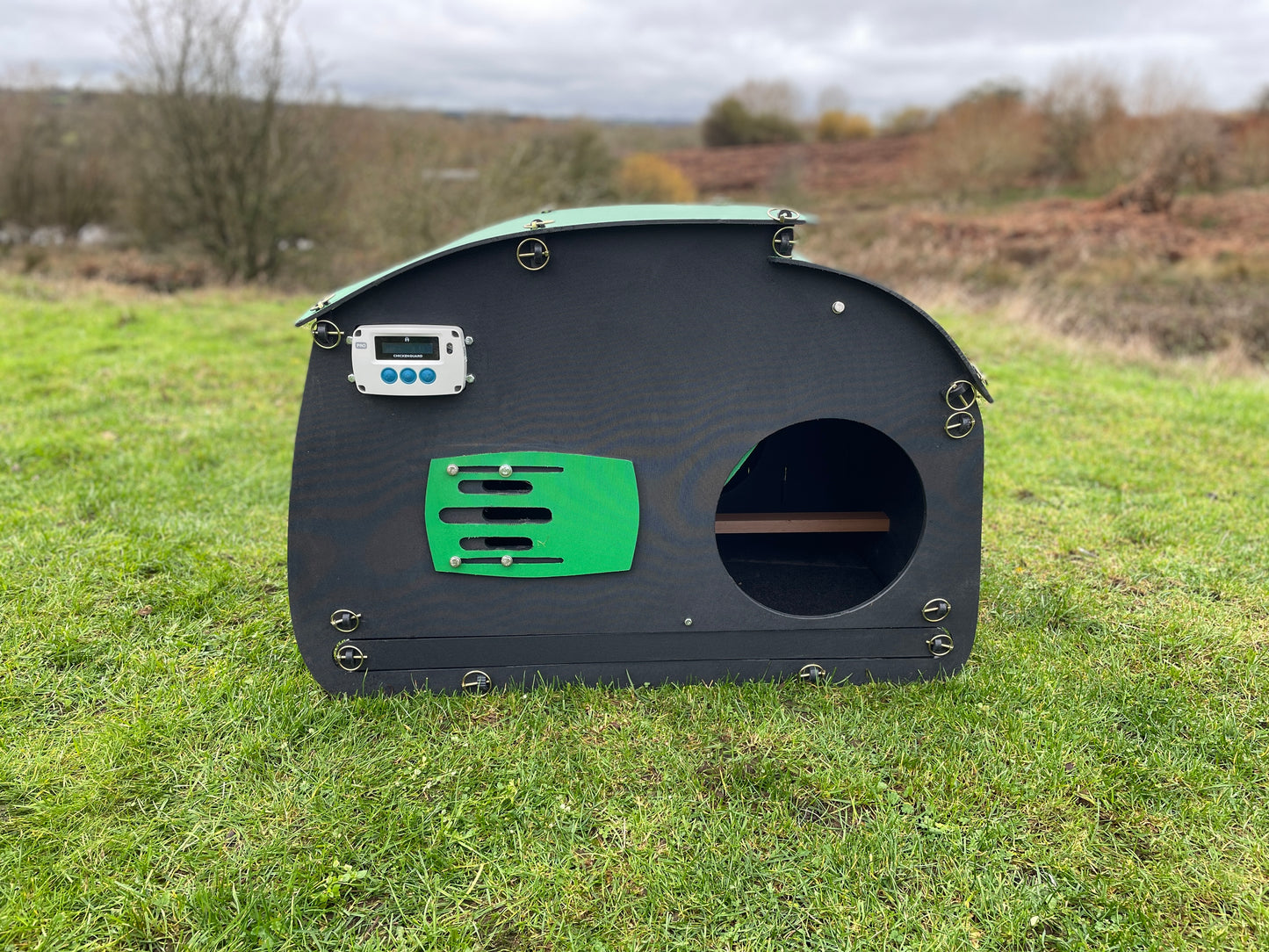 Retro Radio Chicken Coop - Auto-Door (up to 5 chickens)