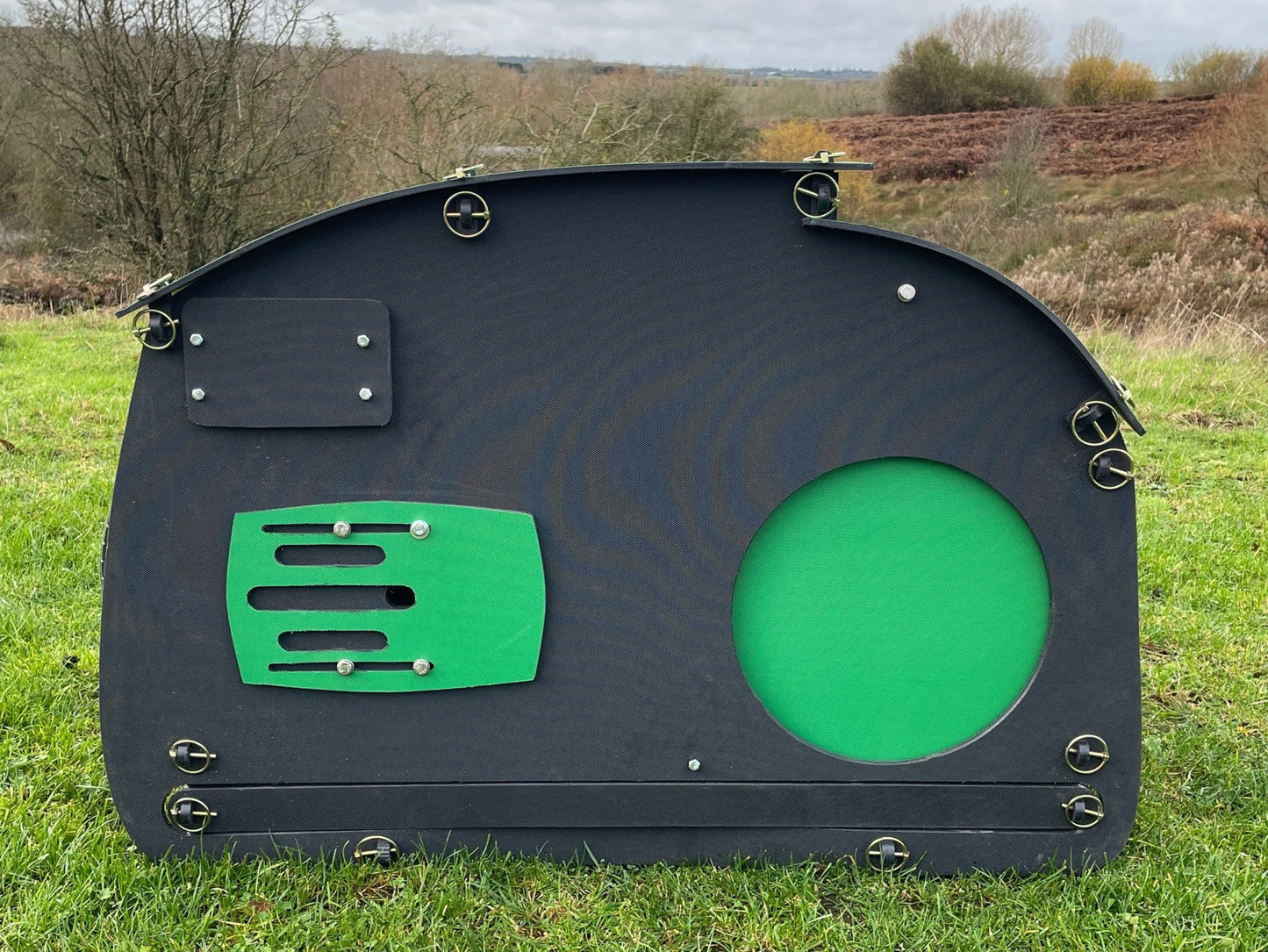 Retro Radio Chicken Coop - Auto-Door (up to 5 chickens)