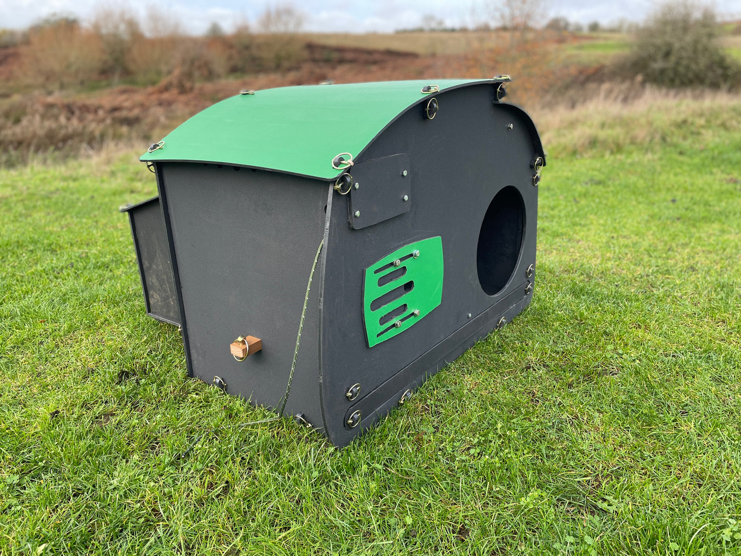 Retro Radio Chicken Coop - Auto-Door (up to 5 chickens)