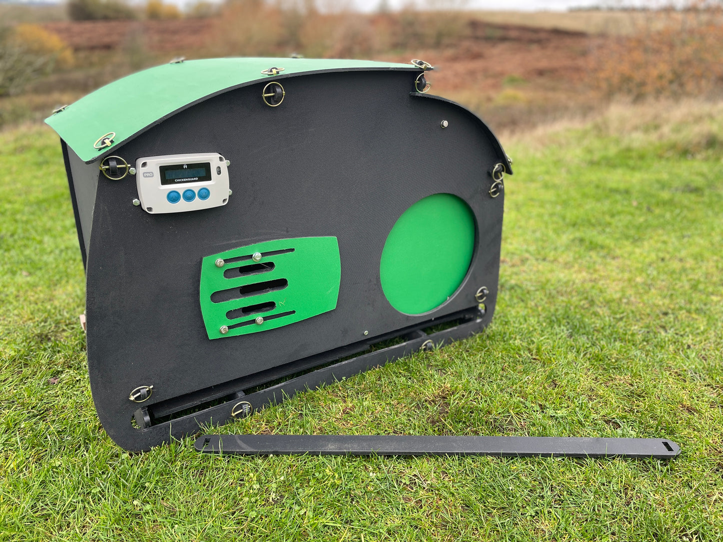 Retro Radio Chicken Coop - Auto-Door (up to 5 chickens)