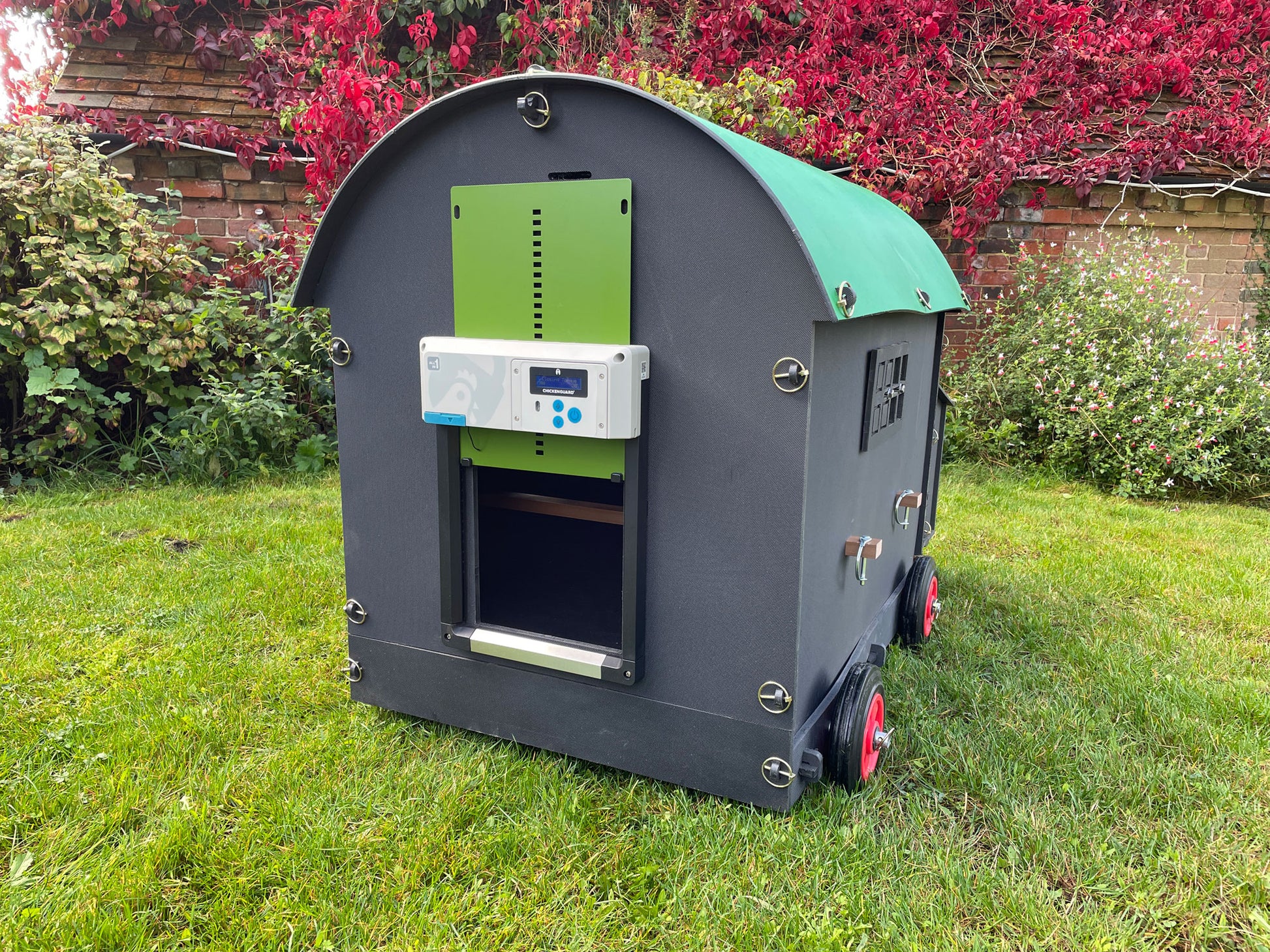 Shepherds Hut Chicken Coop - Large Auto-Door (up to 8 chickens)