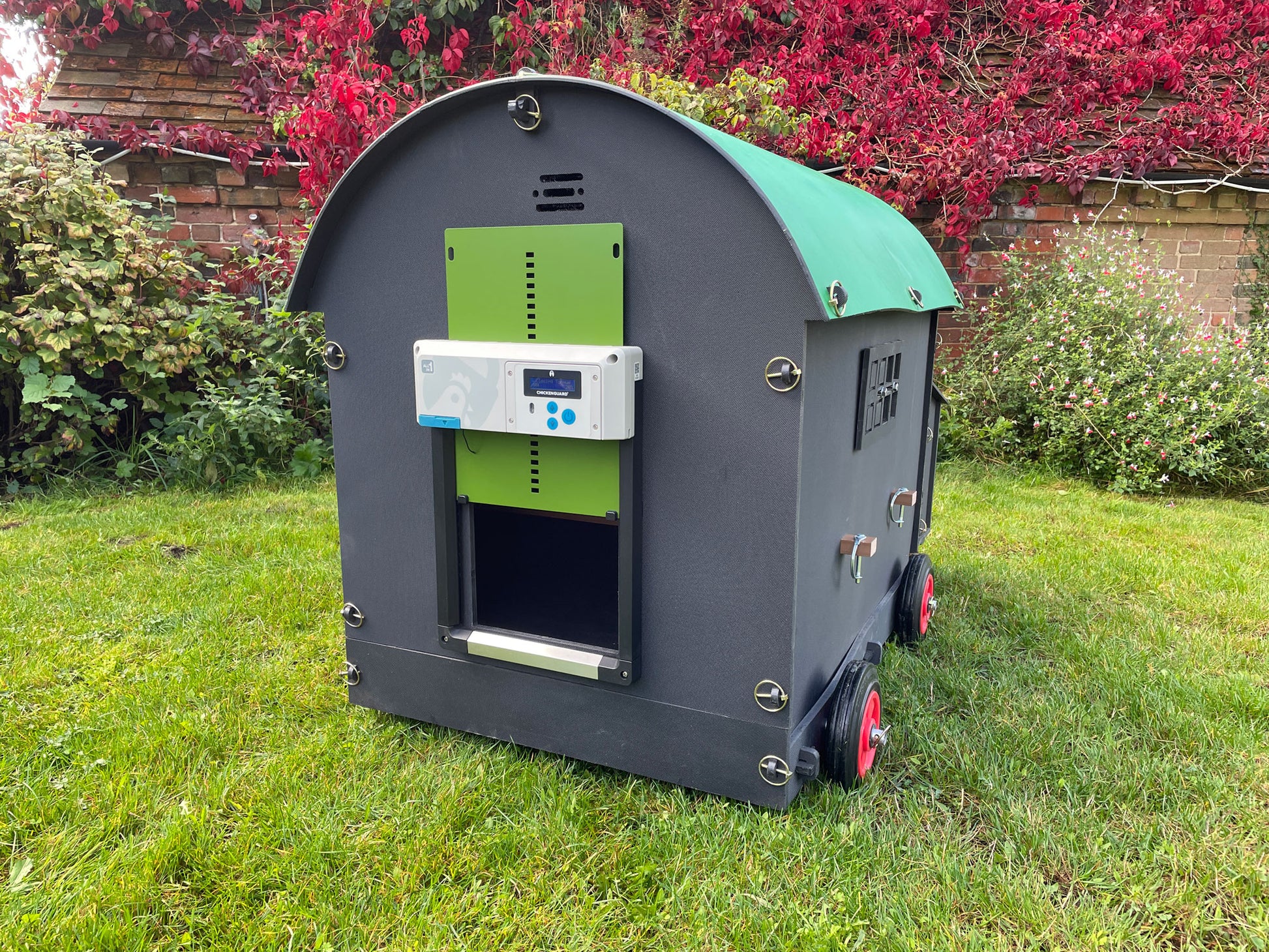 Shepherds Hut Chicken Coop - Large Auto-Door (up to 8 chickens)