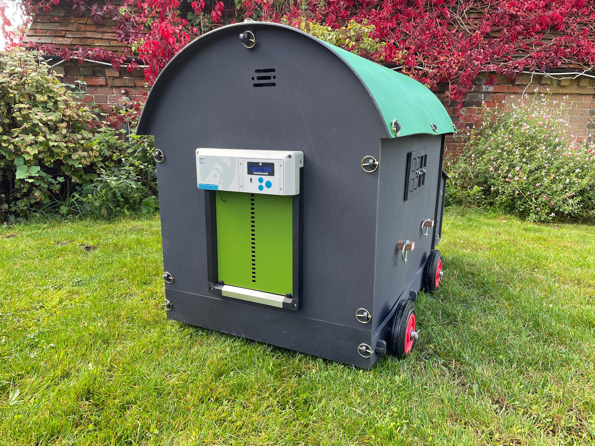 Shepherds Hut Chicken Coop - Large Auto-Door (up to 8 chickens)