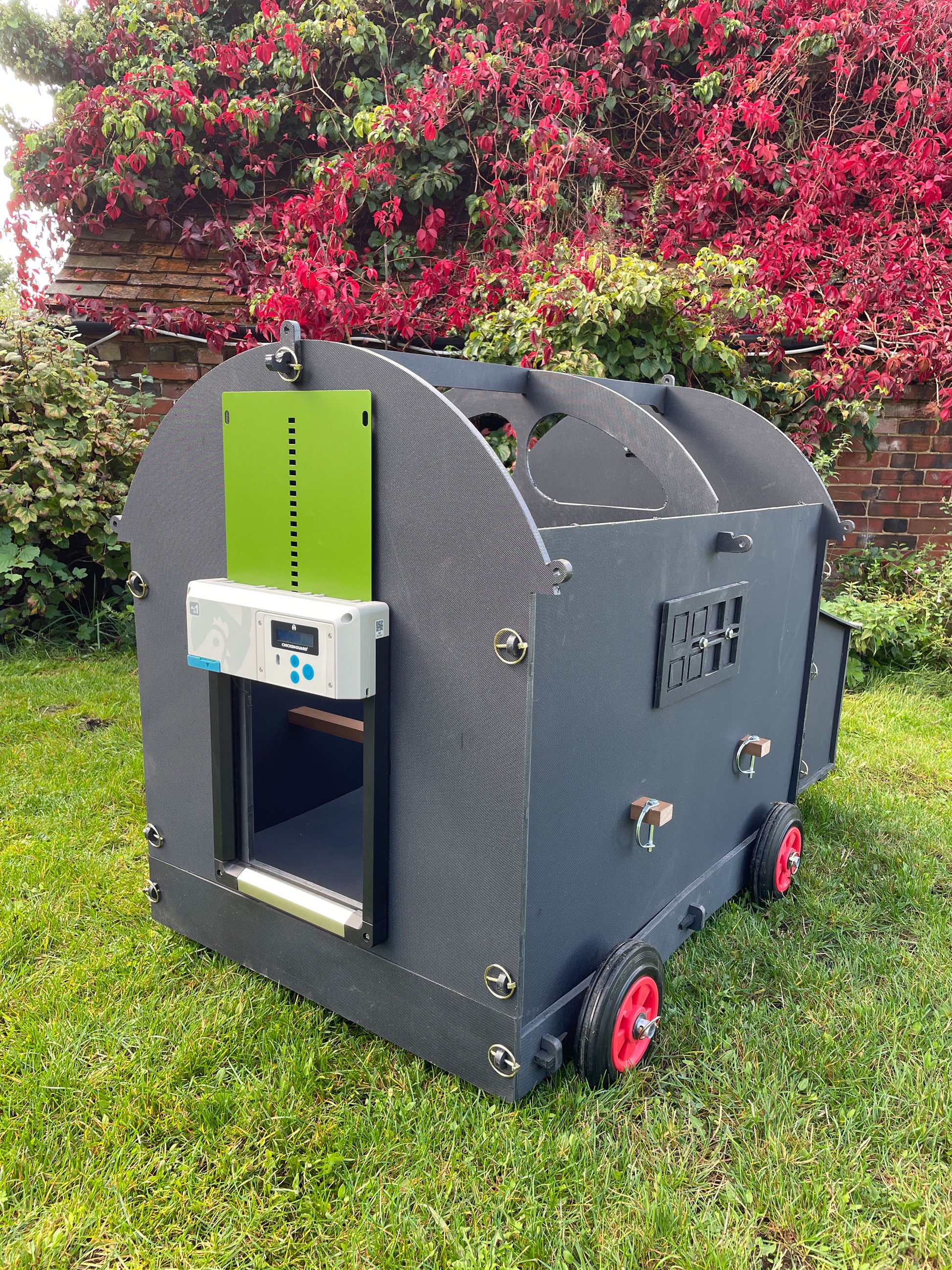 Shepherds Hut Chicken Coop - Large Auto-Door (up to 8 chickens)