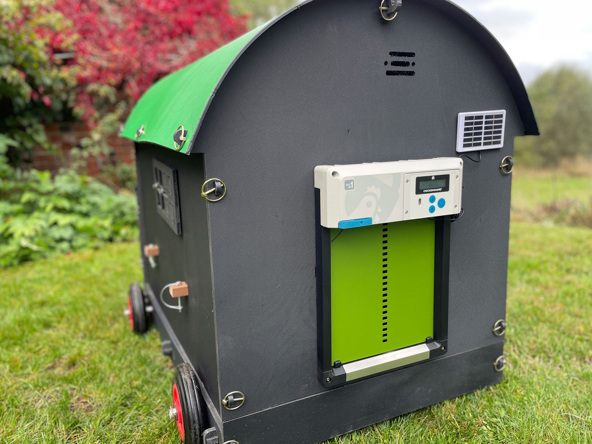Shepherds Hut Chicken Coop - Large Auto-Door (up to 8 chickens)